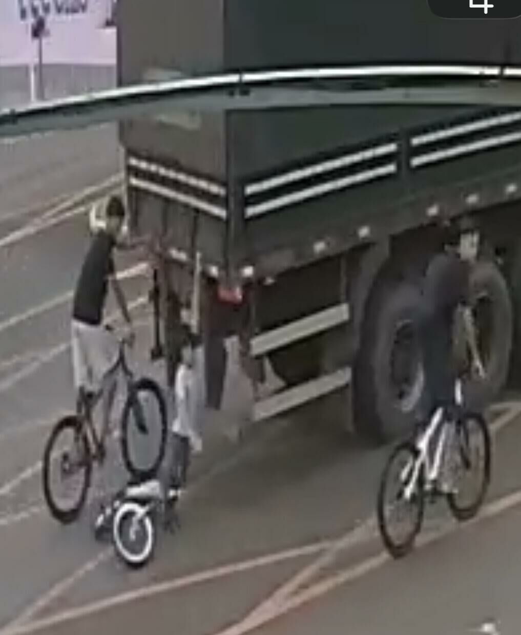 Imagem de compartilhamento para o artigo Por pouco não termina em tragédia: jovem cai ao tentar “pegar beirão” em carreta em Costa Rica da MS Todo dia